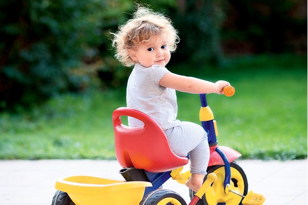 Ребенок на детском трехколесном велосипеде